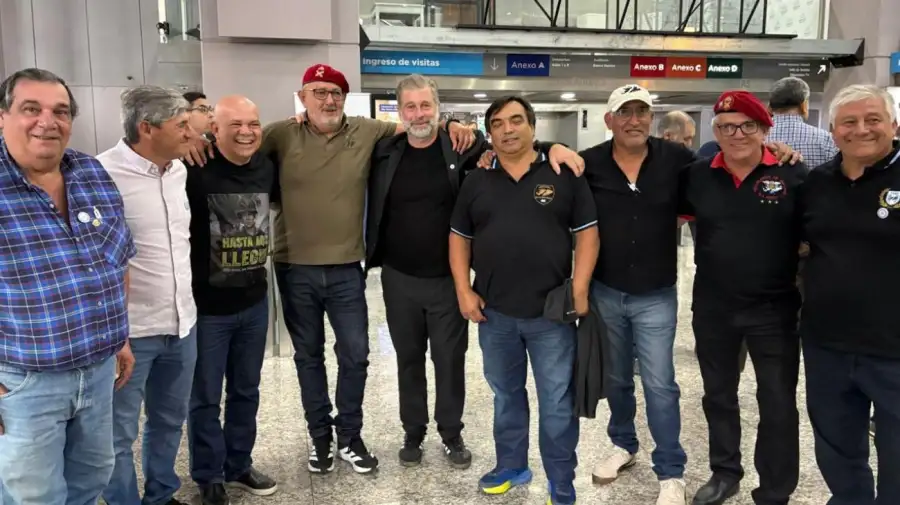 Eduardo Esteban junto al Grupo de Artillería Aerotransportada 4