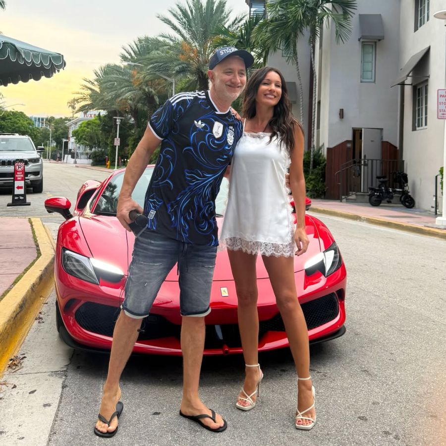 El look lencero white al estilo quiet luxury de Pampita en Miami para la previa del debut de la selección argentina