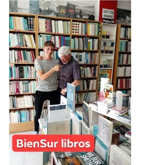 Gaspi y Ricardo Prim en su librería (Crédito: Clarín)