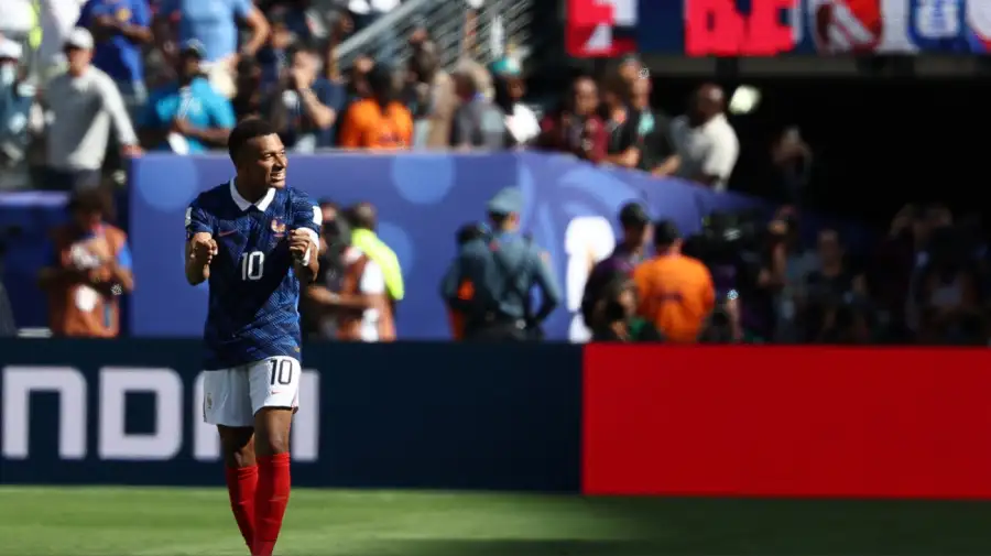 Kylian Mbappé brilla en el debut de Francia