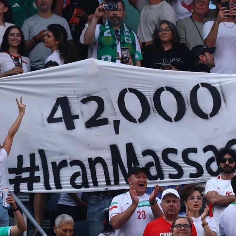 Los aficionados iraníes en el SoFi Stadium sostienen una enorme pancarta de 42,000 IranMassacre en memoria de aquellos masacrados por el régimen el 8–9 de enero de 2026
