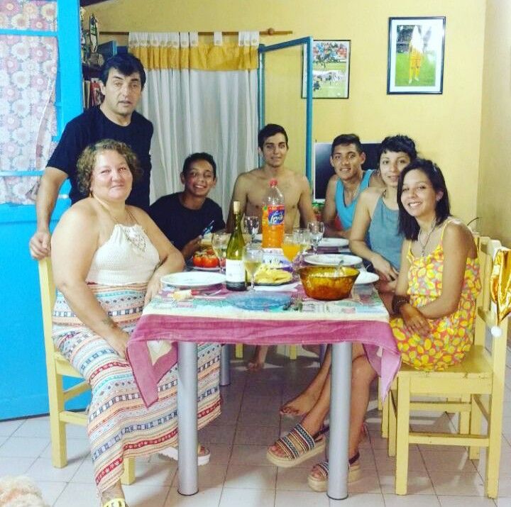 Nahuel Molina junto a su familia