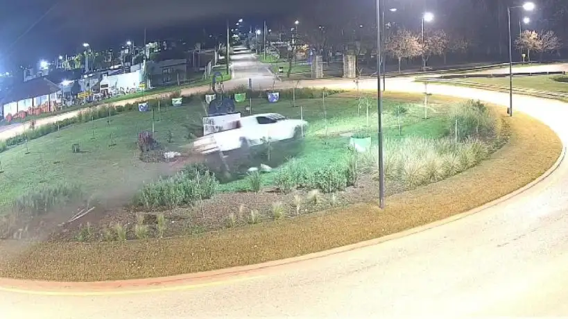 Villa María: manejaba a alta velocidad, cruzó semáforos en rojo y terminó destrozando una rotonda