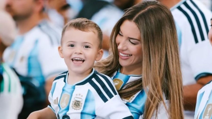 Agustina Gandolfo y su hijoTheo