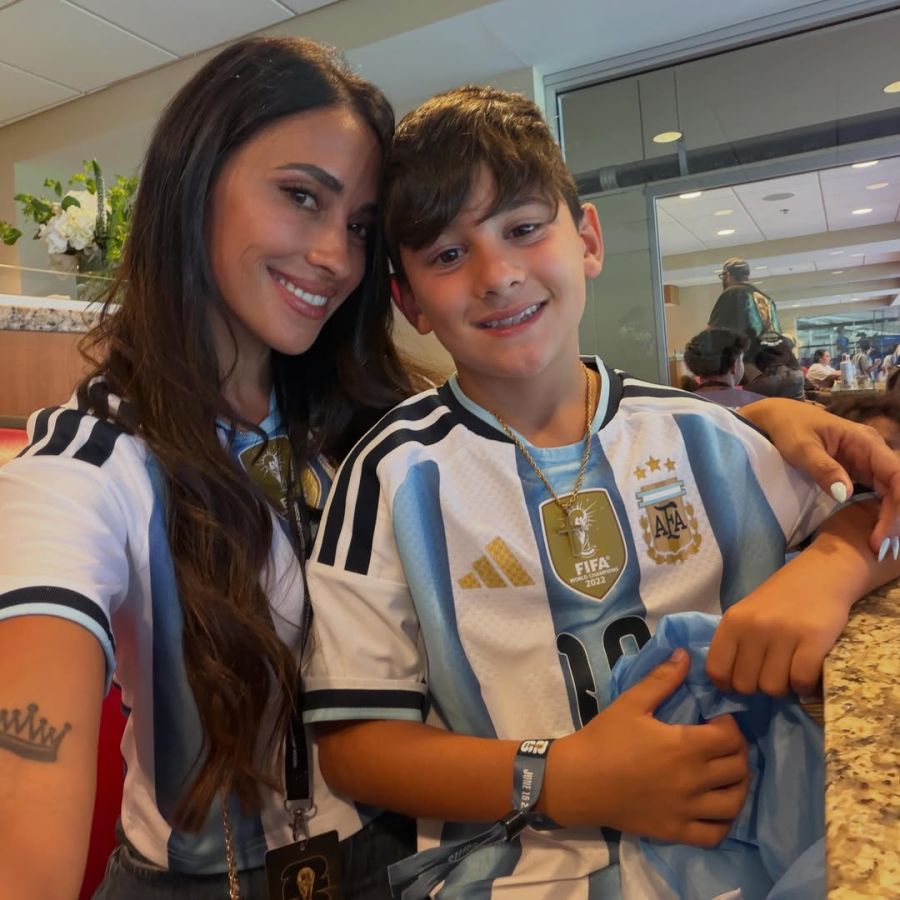 Antonela Roccuzzo brilló con su look en Argentina contra Argelia: jean wide leg, camiseta crop top y zapatillas albicelestes
