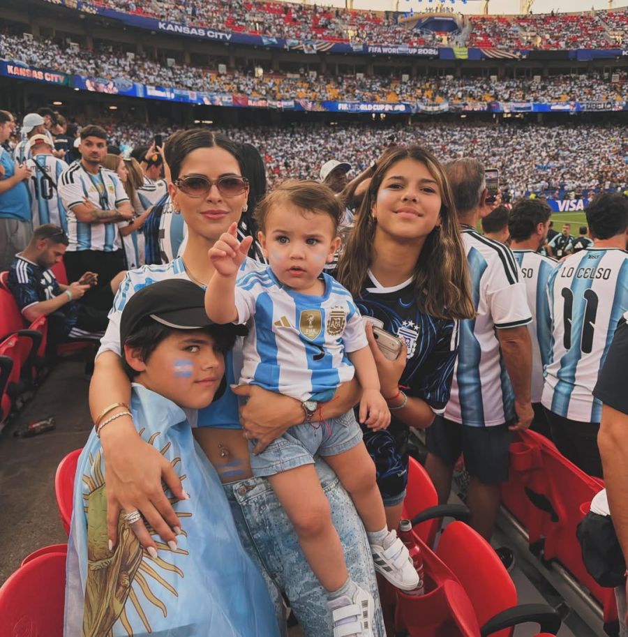 Camila Galante junto a sus hijos en el primer partido de la sección en el Mundial 2026