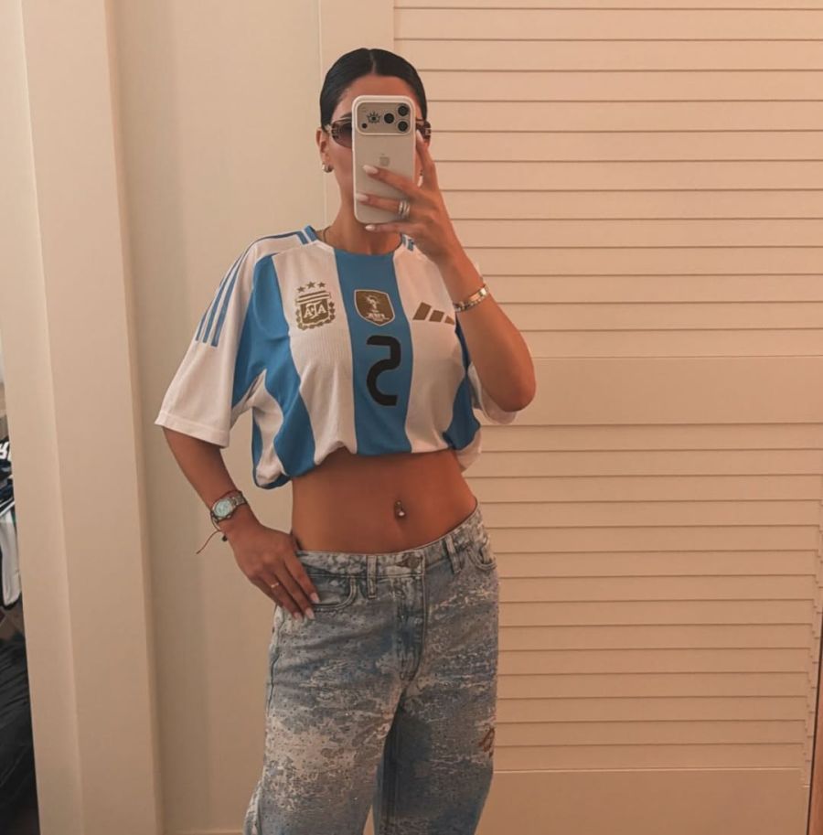 Camila Galante junto a sus hijos en el primer partido de la sección en el Mundial 2026