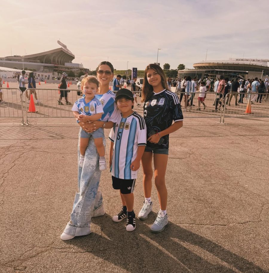 Camila Galante junto a sus hijos en el primer partido de la sección en el Mundial 2026