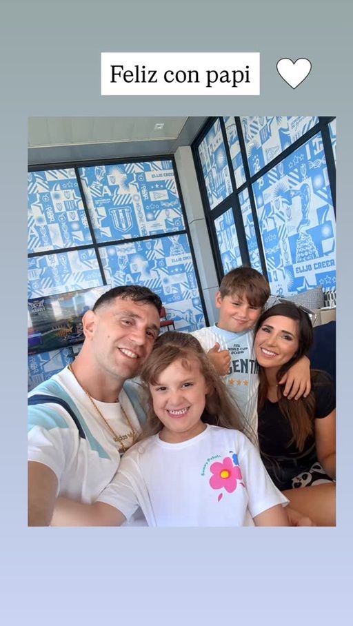 El Dibu Martínez junto a su familia 