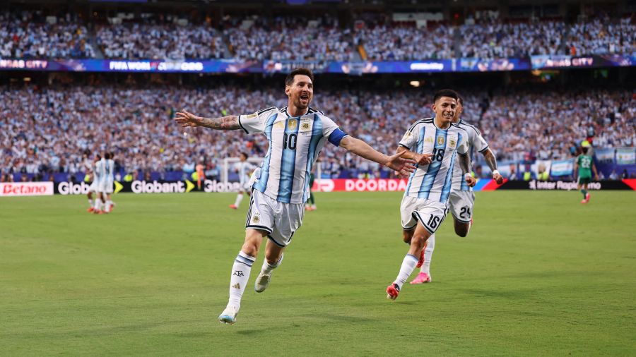 Fotogaleria Lionel Messi de Argentina celebra el primer gol de su equipo durante el partido del Grupo J de la Copa Mundial de la FIFA 2026 entre Argentina y Argelia en el Estadio de Kansas City
