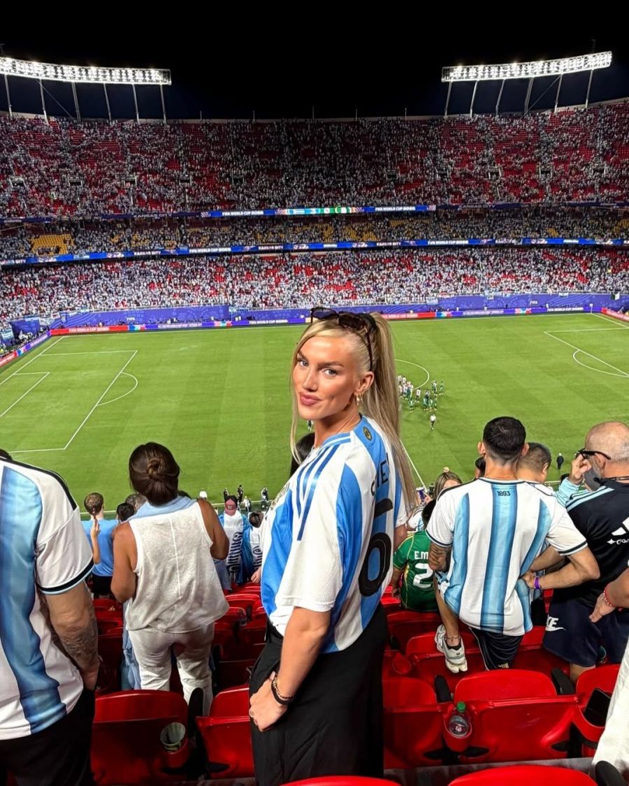 Kelci Rose Bowers, novia de Marcos Senesi, en el debut de la selección argentina en el Mundial 2026