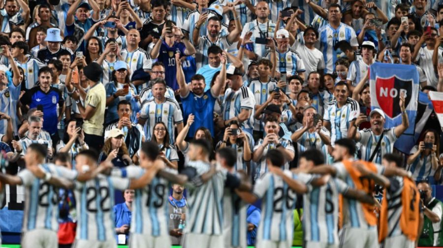 Los jugadores de Argentina celebran frente a la afición tras ganar el partido de fútbol del Grupo J del Mundial de 2026 entre Argentina y Argelia