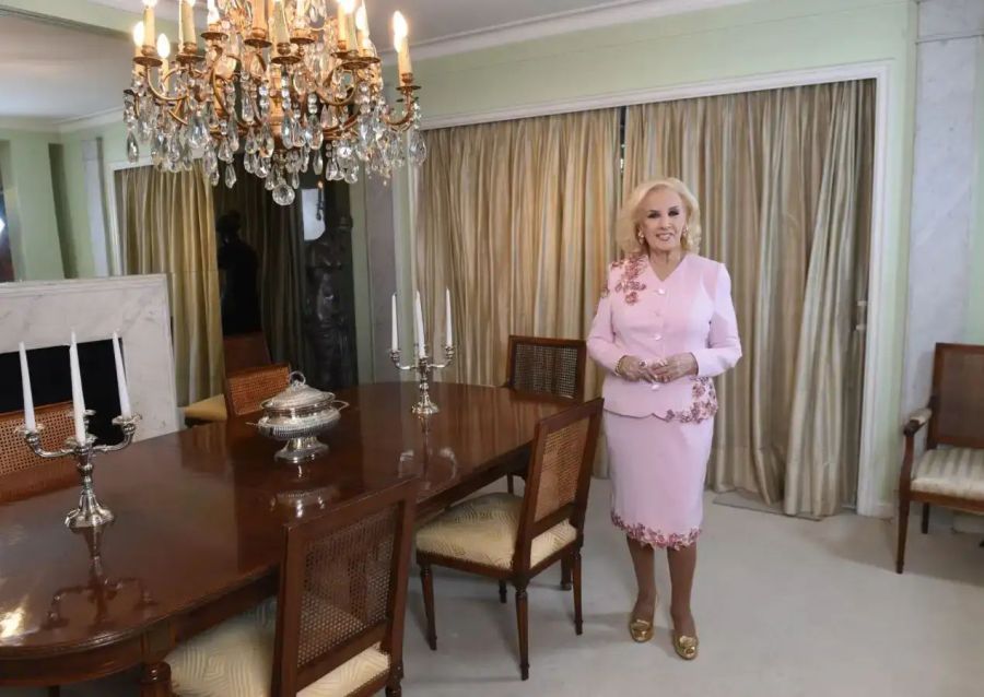 El lujoso living-comedor de Mirtha Legrand / Créditos: CARAS