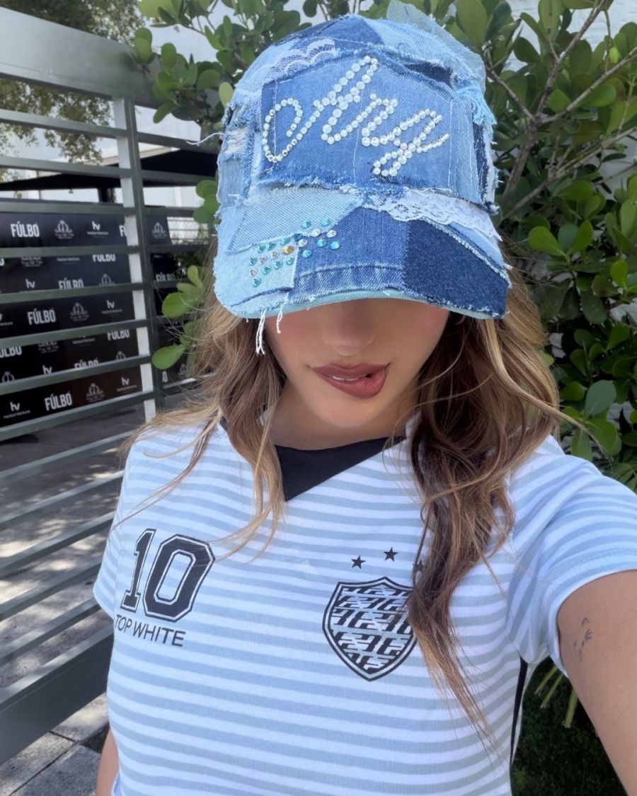 El original look mundialista de Juli Poggio