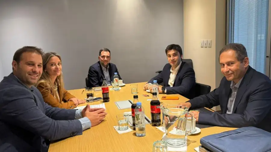 Facundo Leal cuando era presidente de ORSNA, reunido con el gobernador de chubut, Ignacio Torres, para modernizar el aeropuerto de Esquel.