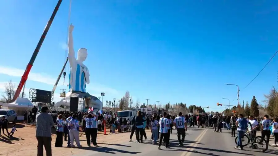 La estatua de Messi se inauguró en Cutral Co 18062026
