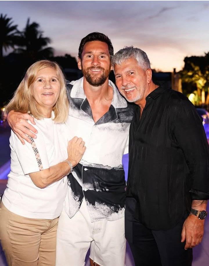 Lionel Messi con sus padres