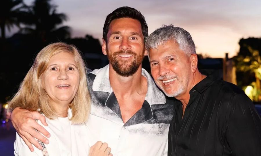 Lionel Messi con sus padres, Celia y Jorge Messi
