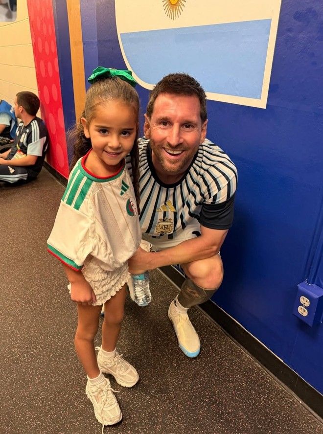 Lionel Messi y Mila, la hija del futbolista argelino Riyad Mahrez