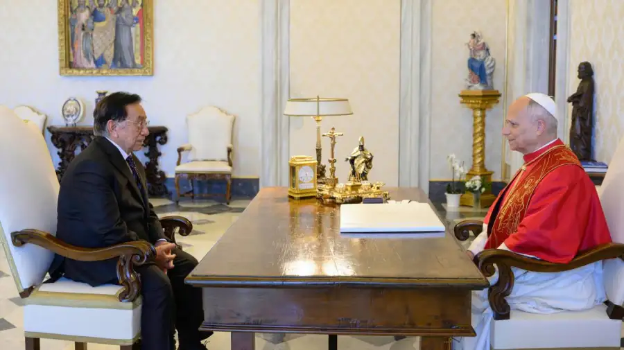 Papa León XIV con José María Balcázar, presidente del Perú