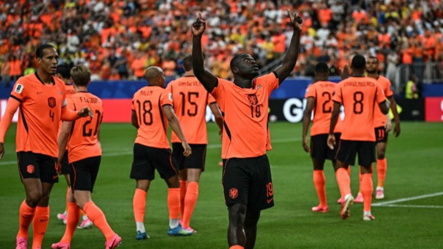 Brobbey festeja la apertura del marcador de Países Bajos ante Suecia.