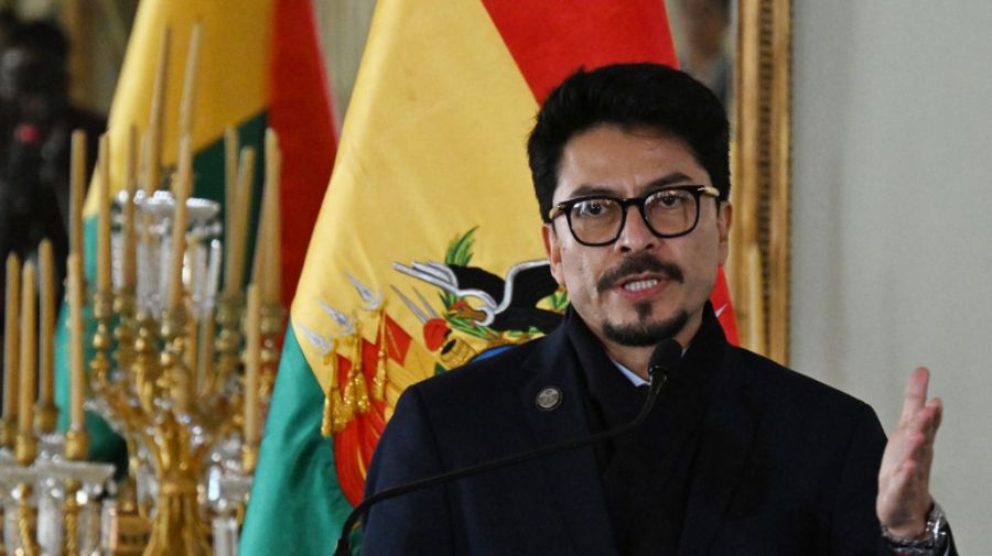 El canciller Fernando Aramayo, explicando a la prensa las acciones del gobierno boliviano.
