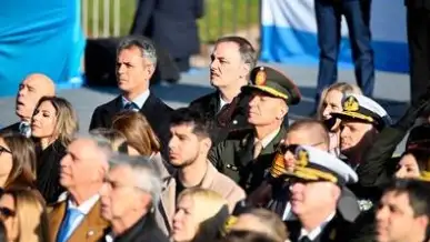 Manuel Adorni, junto a Martín Menem en el acto del Día de la Bandera en Rosario.