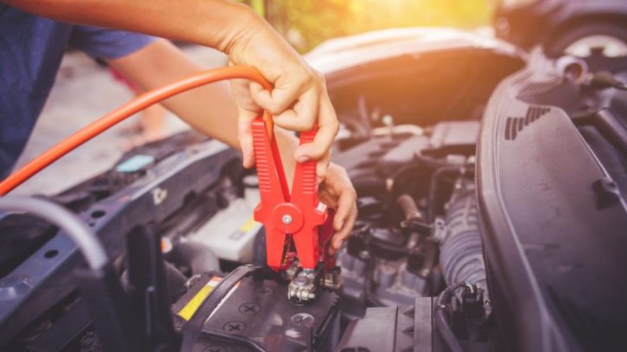 Batería del auto descargada: cómo hacer puente con cables de forma segura sin quemar la computadora