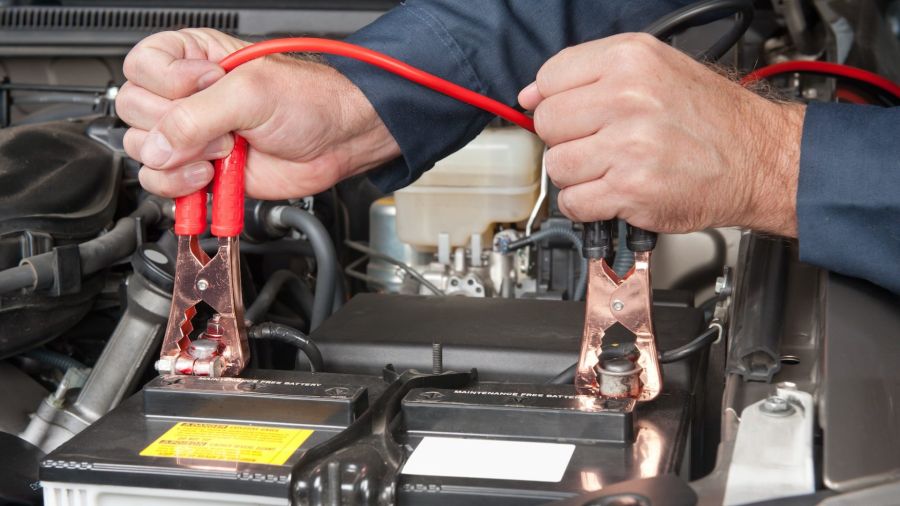 Batería del auto descargada: cómo hacer puente con cables de forma segura sin quemar la computadora