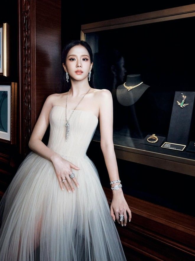 Jisoo en la exposición Into the Wild de Cartier, luciendo un vestido de Georges Hobeika