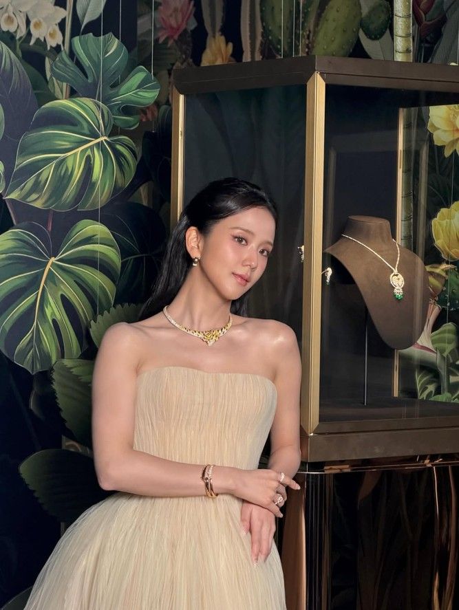 Jisoo en la exposición Into the Wild de Cartier, luciendo un vestido de Georges Hobeika