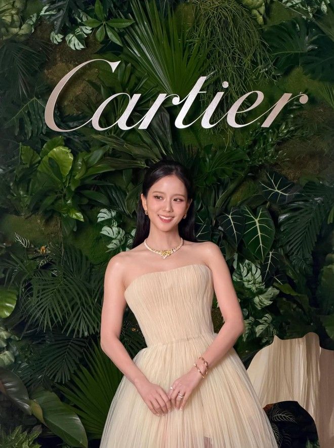 Jisoo en la exposición Into the Wild de Cartier, luciendo un vestido de Georges Hobeika