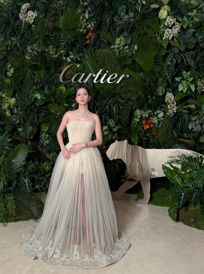 Jisoo en la exposición Into the Wild de Cartier, luciendo un vestido de Georges Hobeika