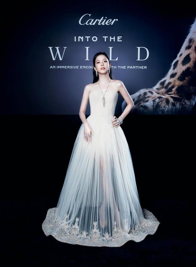 Jisoo en la exposición Into the Wild de Cartier, luciendo un vestido de Georges Hobeika