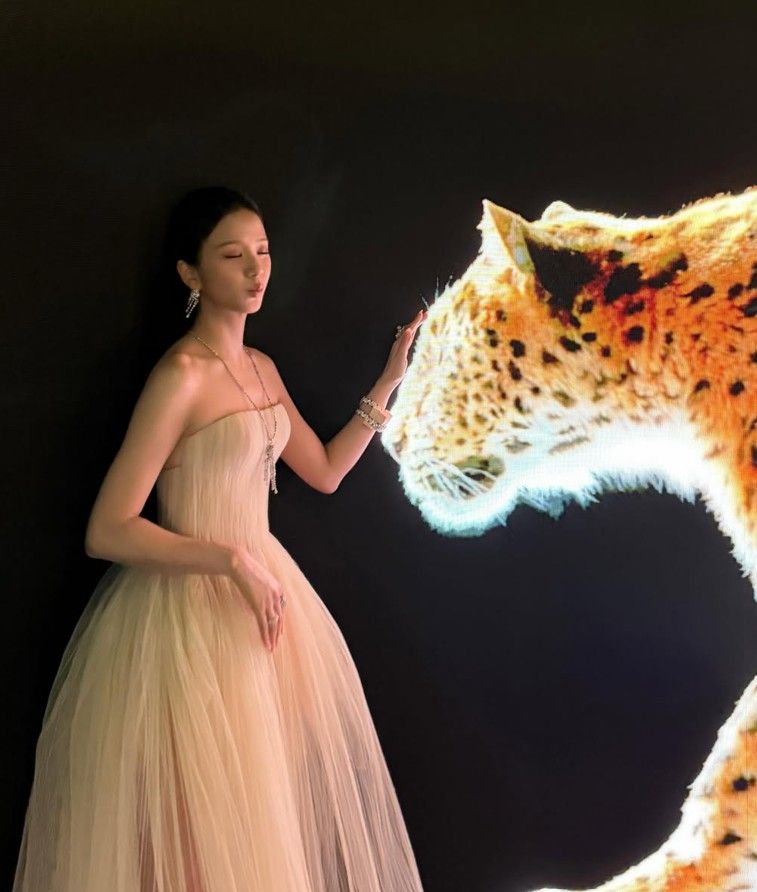 Jisoo en la exposición Into the Wild de Cartier, luciendo un vestido de Georges Hobeika