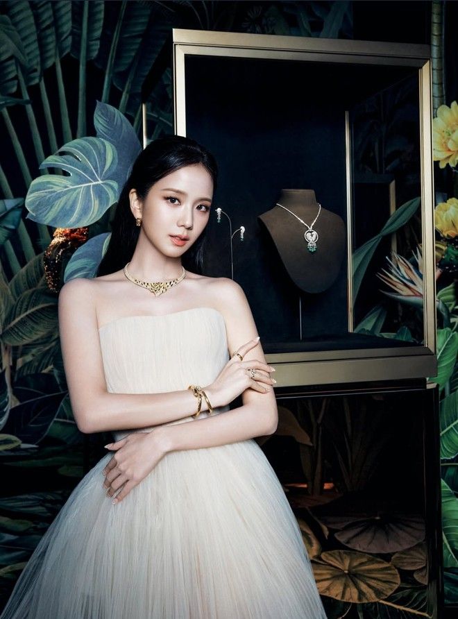 Jisoo en la exposición Into the Wild de Cartier, luciendo un vestido de Georges Hobeika