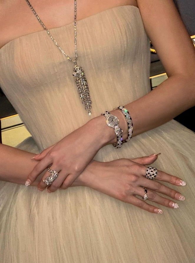 Jisoo en la exposición Into the Wild de Cartier, luciendo un vestido de Georges Hobeika