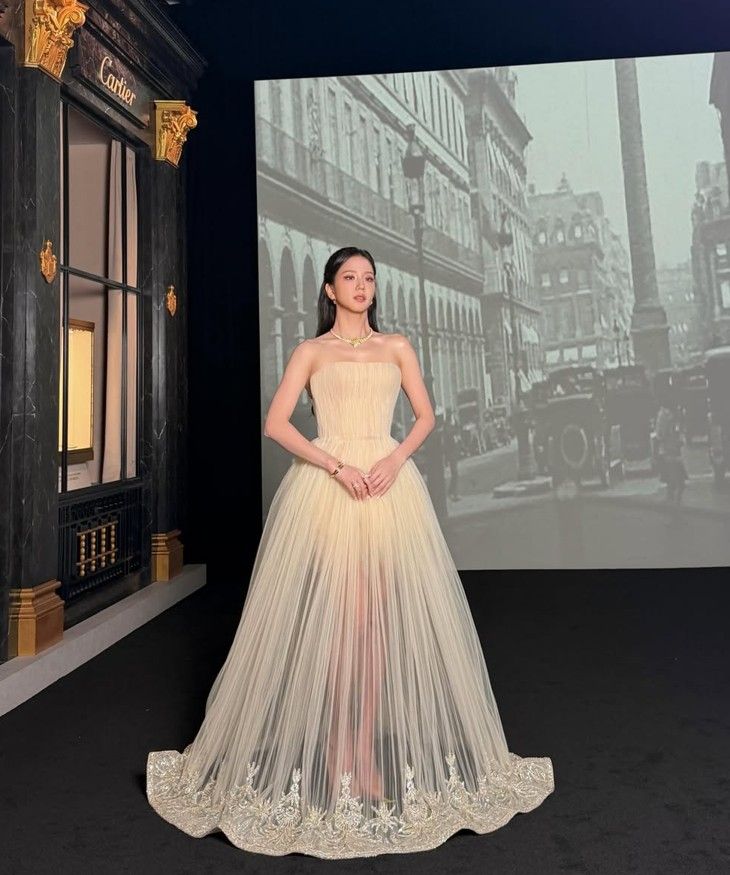 Jisoo en la exposición Into the Wild de Cartier, luciendo un vestido de Georges Hobeika
