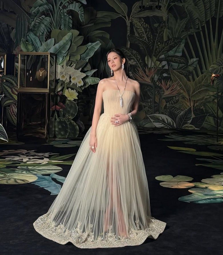 Jisoo en la exposición Into the Wild de Cartier, luciendo un vestido de Georges Hobeika