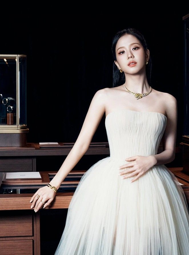 Jisoo en la exposición Into the Wild de Cartier, luciendo un vestido de Georges Hobeika