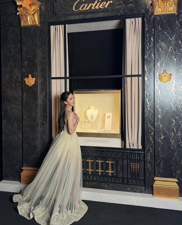 Jisoo en la exposición Into the Wild de Cartier, luciendo un vestido de Georges Hobeika