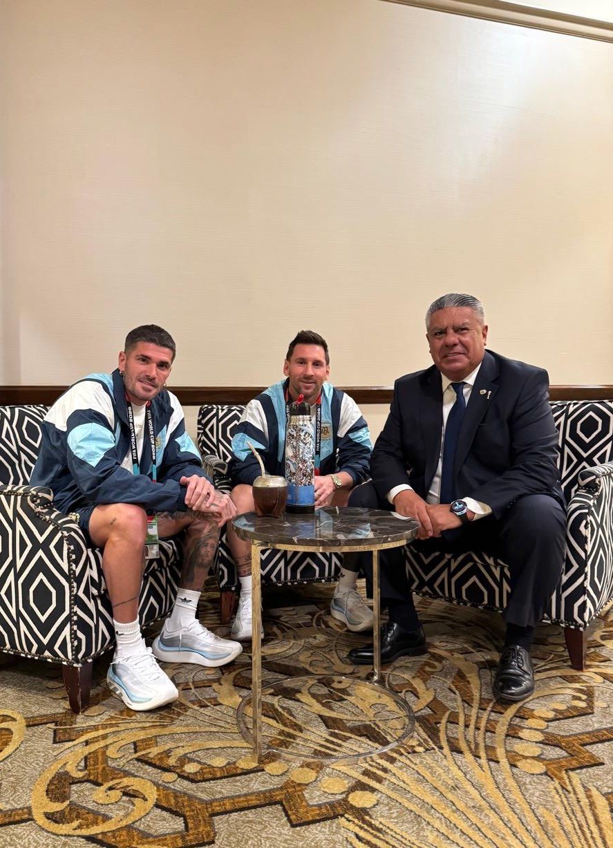 Chiqui Tapia con Messi y De Paul