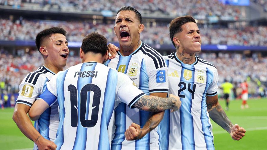 Fotogaleria Lionel Messi de Argentina, celebra con sus compañeros tras marcar el primer gol de su equipo durante el partido del Grupo J de la Copa Mundial de la FIFA 2026 entre Argentina y Austria en el Estadio de Dallas