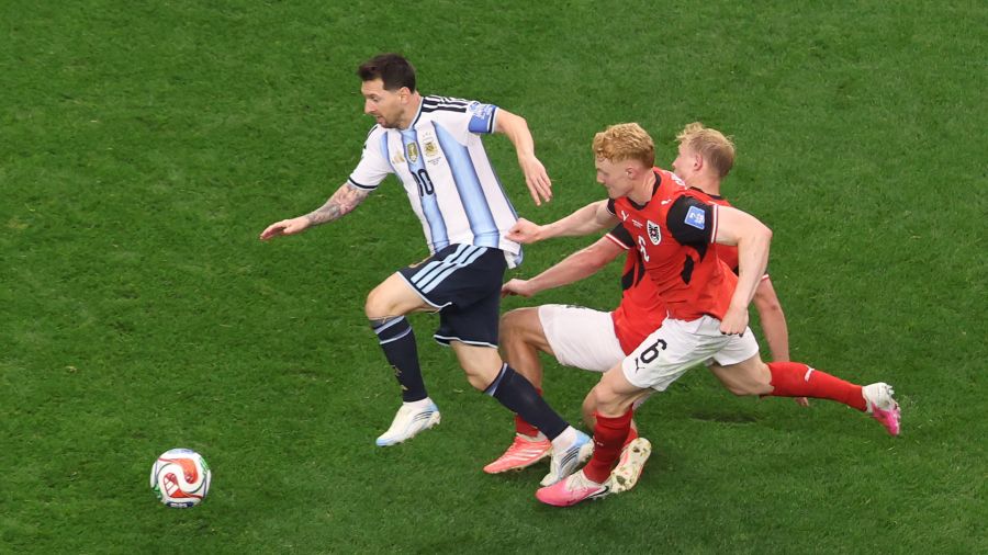 Fotogaleria Lionel Messi de Argentina es desafiado por Nicolás Seiwald y Xaver Schlager de Austria durante el partido del Grupo J de la Copa Mundial de la FIFA 2026 entre Argentina y Austria