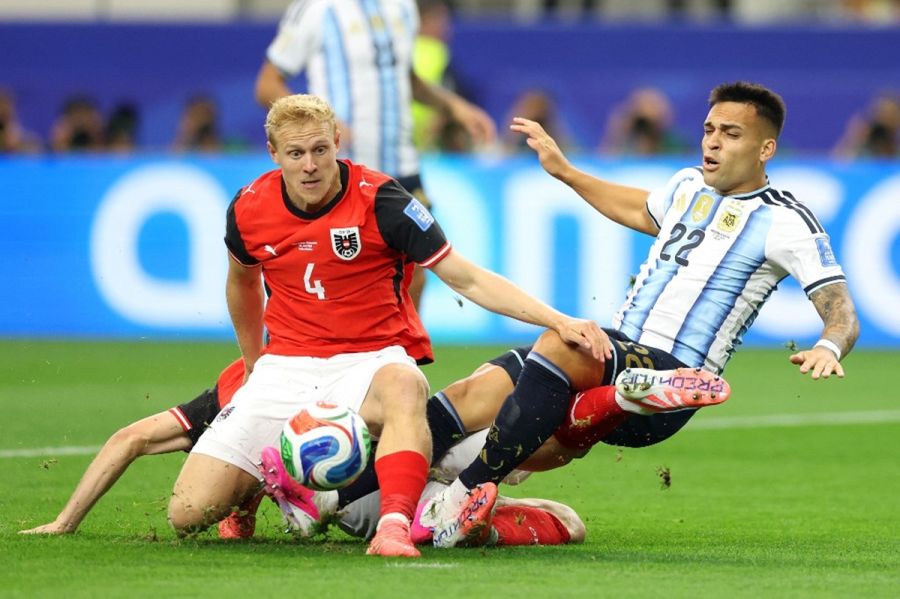 Lautaro Martínez recibiendo el penal ante Austria