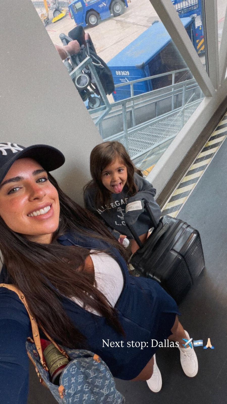 Valu Cervantes junto a su hija Olivia rumbo a Dallas