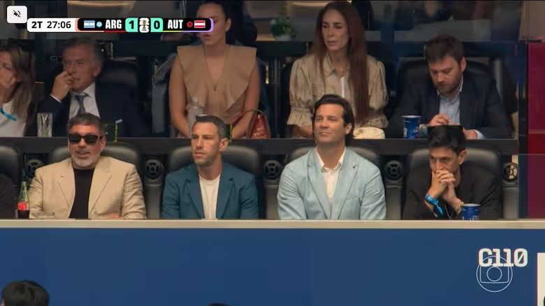 Dolores Lola Teuly y Mauricio Macri en el Dallas Stadium junto a exjugadores de la Selección Argentina