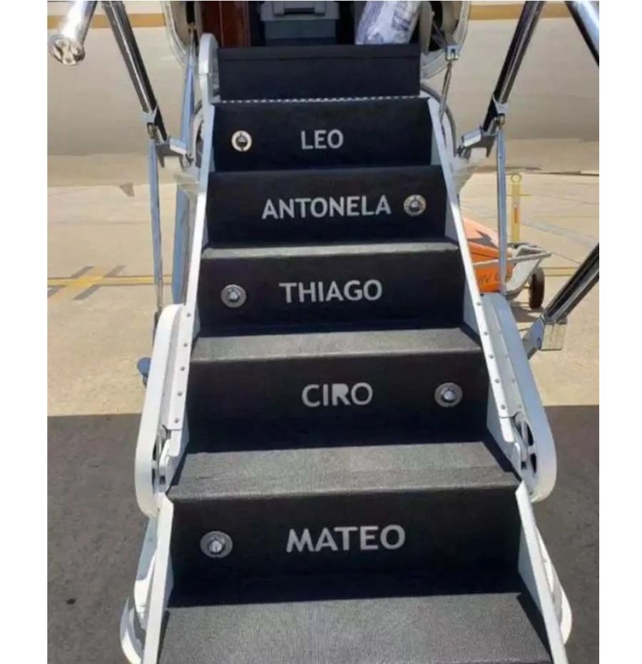 La escalera del avión de Lionel Messi