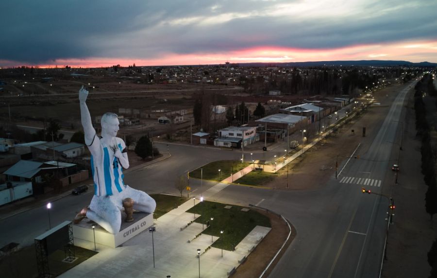 Escultura de Lionel Messi, obra del artista Aldo Beroisa, y se erige en Cutral Co, Argentina