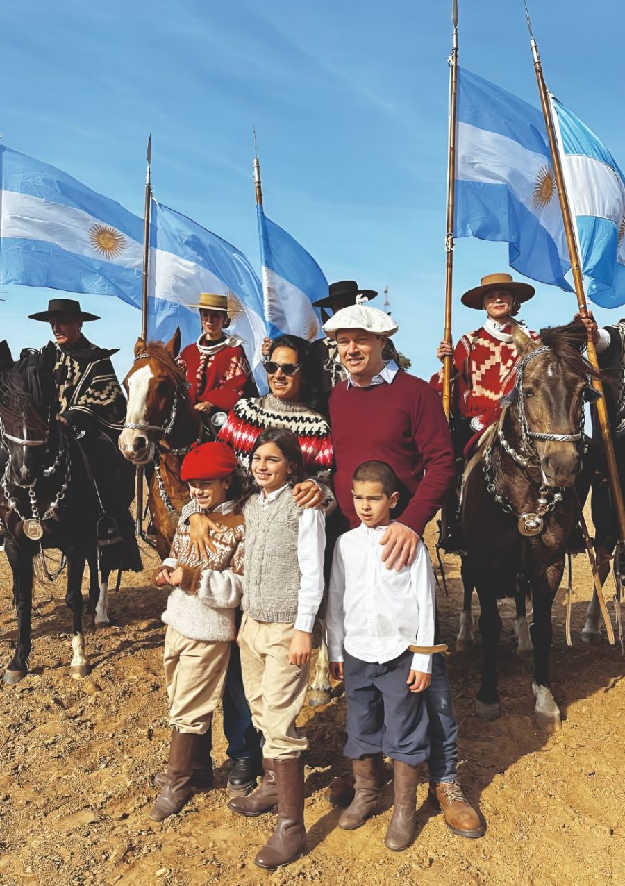 Gabriela Vaca Guzmán y Jorge Brito con sus tres hijos